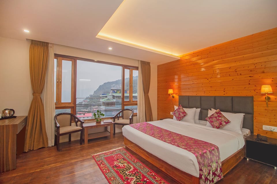 Executive Room | Desk, laptop workspace, blackout drapes, soundproofing