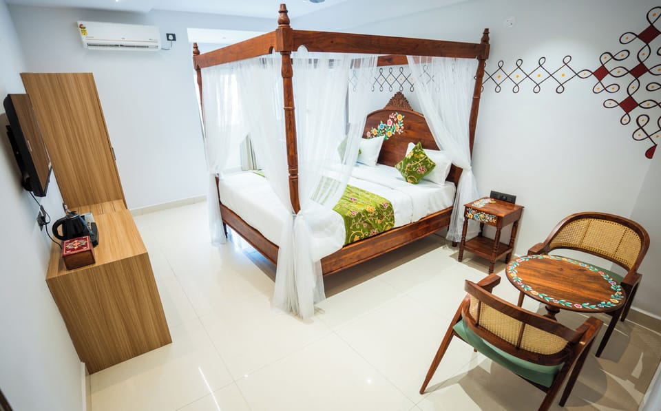 Deluxe Double Room, 1 King Bed, City View | Premium bedding, minibar, desk, laptop workspace