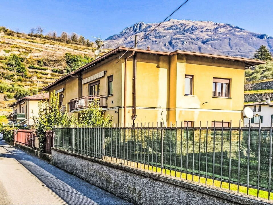 Wall, Residential Area, Architecture, House, Home, Human Settlement, Fence, Iron, Slope, Suburb