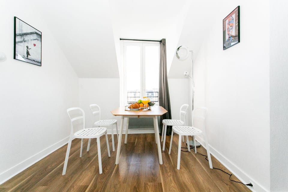 City Apartment, 1 Double Bed with Sofa bed, Non Smoking, City View | Living area | 40-inch flat-screen TV with satellite channels