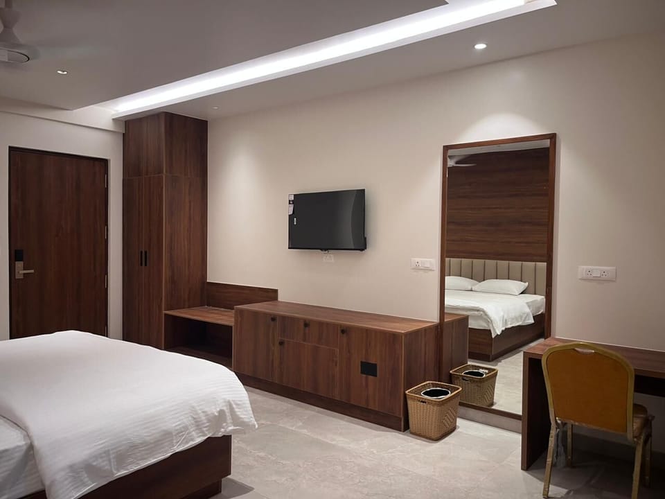 Deluxe Double Room, Balcony, Garden View | Desk, laptop workspace, iron/ironing board, free WiFi