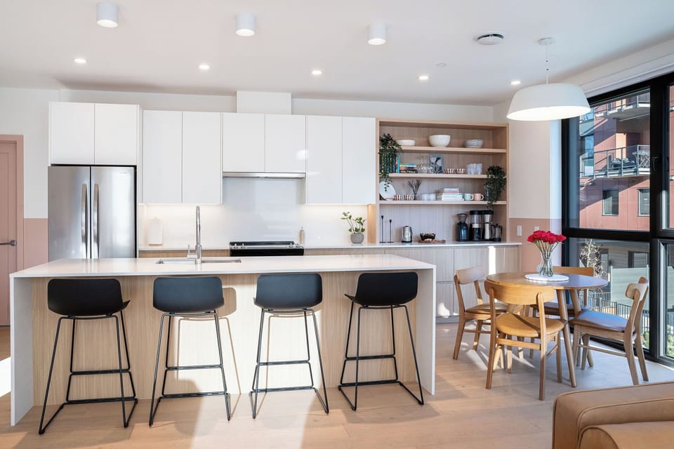 Sunny Sunday Retreat - Kitchen & Dining Area