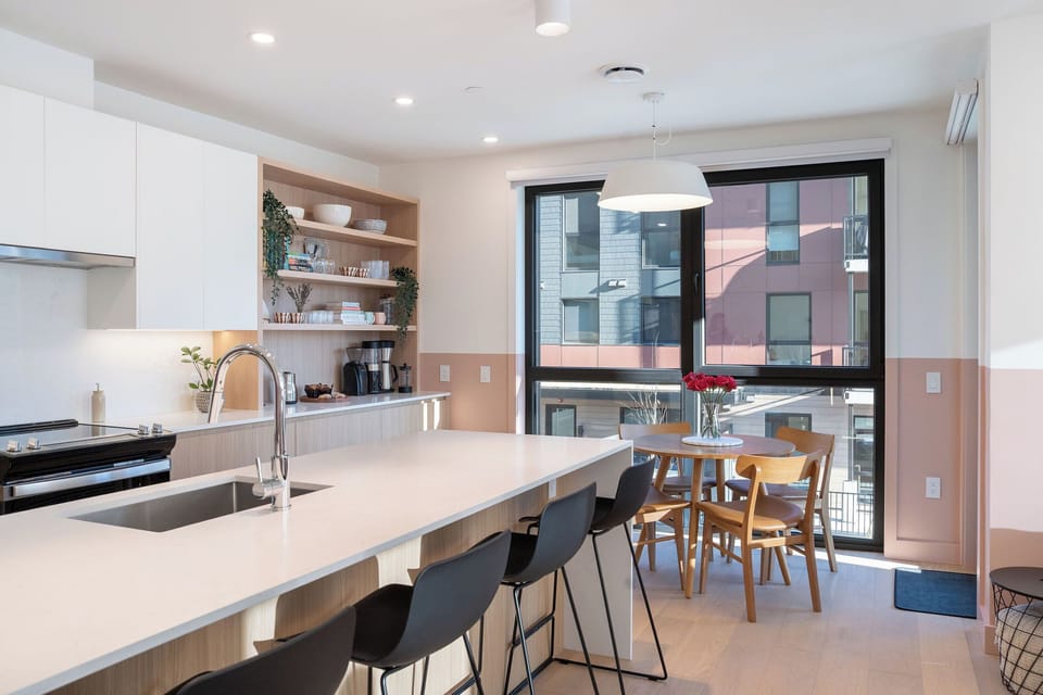 Sunny Sunday Retreat - Kitchen & Dining Area