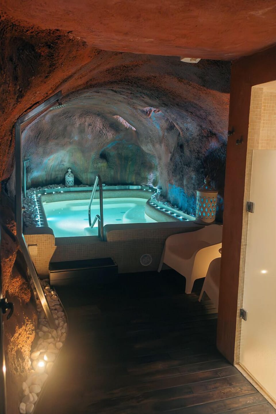 Hot tub, steam room, Turkish bath, hot stone massages, body wraps