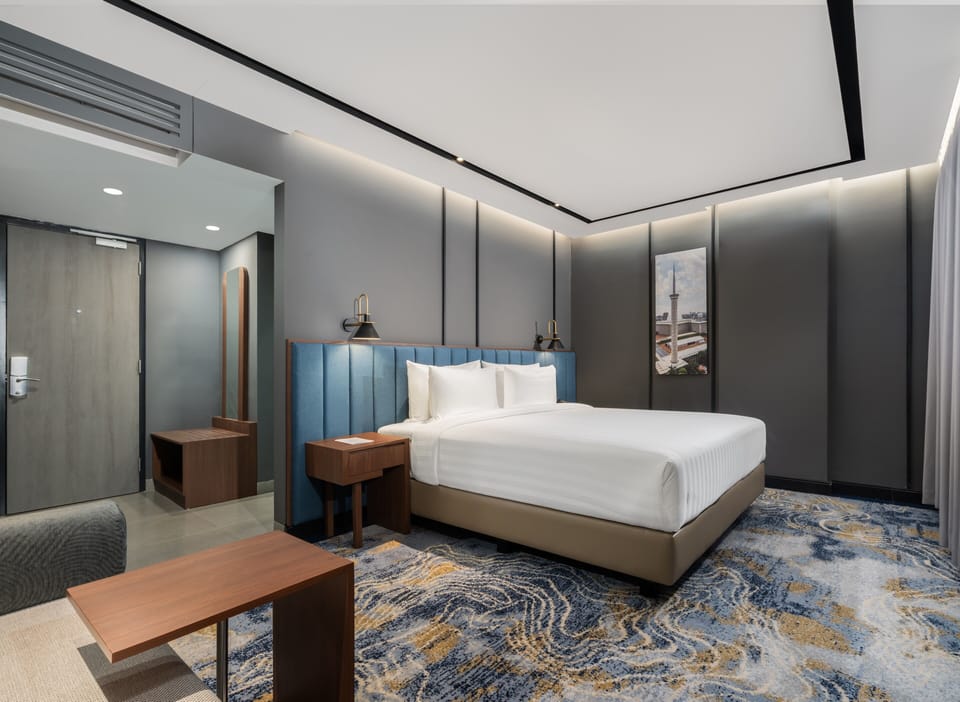 Classic Room, 1 King Bed | Desk, soundproofing, WiFi (free), bed sheets