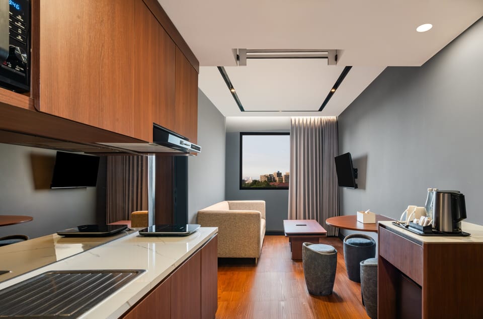 Suite, 1 King Bed | Desk, soundproofing, WiFi (free), bed sheets