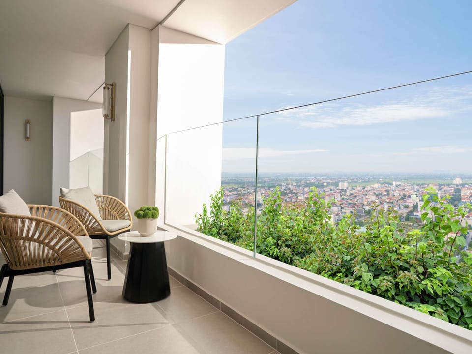Exclusive Suite, 1 King Bed, Club Lounge Access | Premium bedding, free minibar items, in-room safe, desk