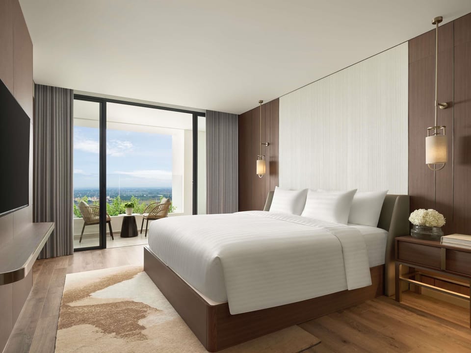 Exclusive Suite, 1 King Bed, Club Lounge Access | Premium bedding, free minibar items, in-room safe, desk