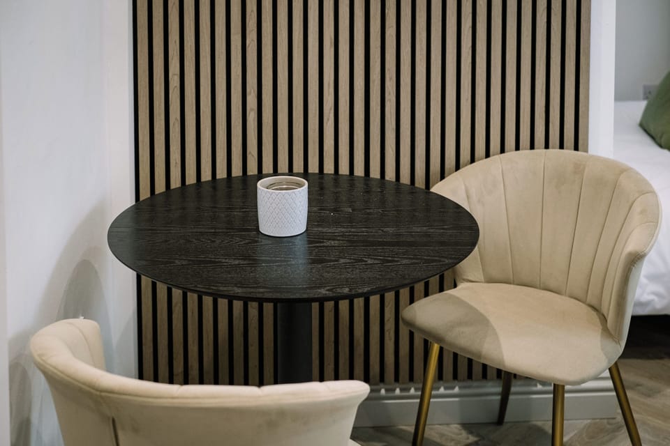 Studio, 1 Double Bed | Dining room