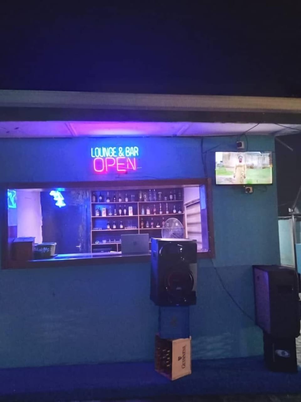 3 bars/lounges