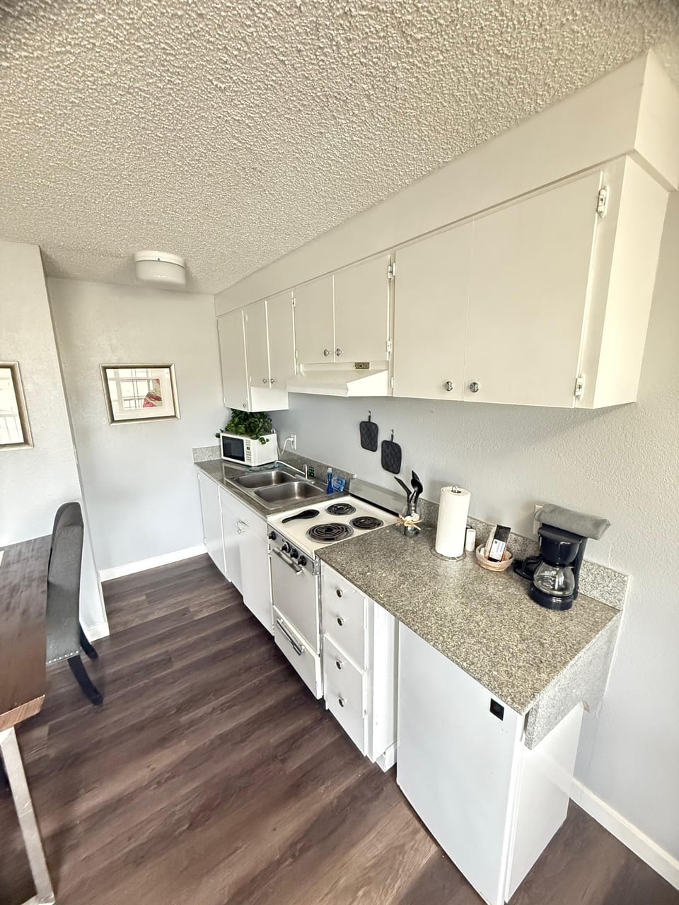 Standard Room, 1 Queen Bed, Non Smoking, Kitchen | Desk, laptop workspace, free WiFi, bed sheets