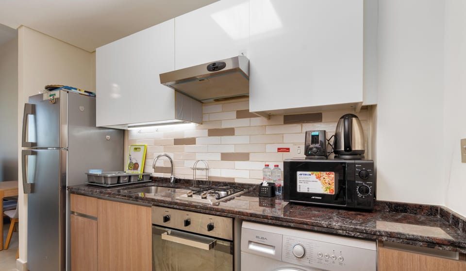 Comfort Studio, 1 Queen Bed, City View | Private kitchenette