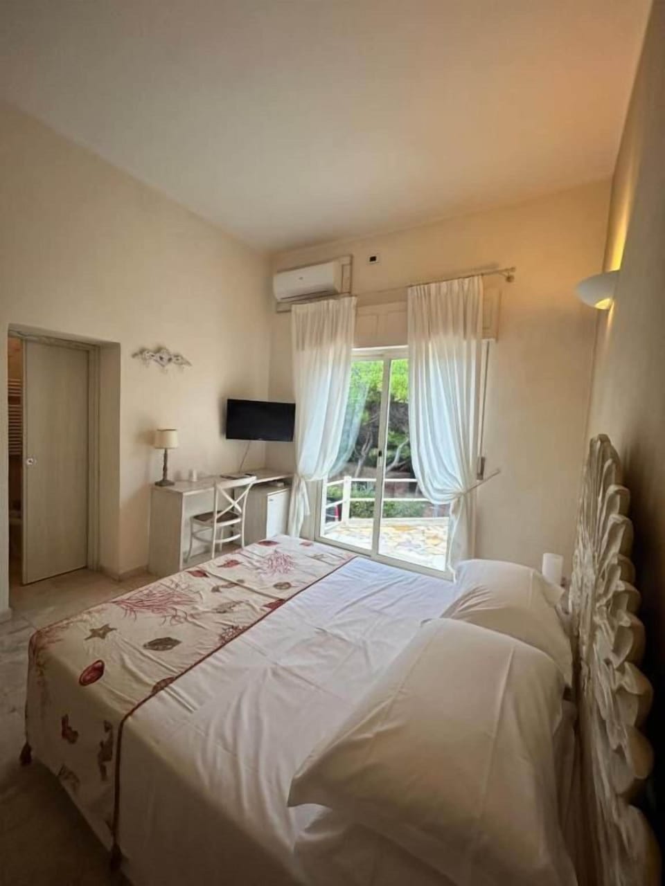 Superior Double Room, Garden View | Minibar, in-room safe, blackout drapes, free WiFi