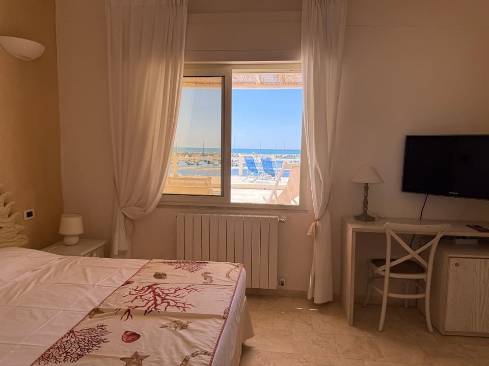 Superior Double Room, Sea View | Minibar, in-room safe, blackout drapes, WiFi (free)
