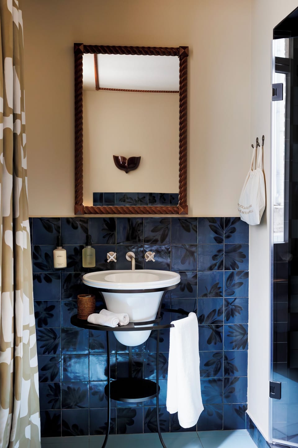 Superior Double Room | Bathroom | Shower, rainfall showerhead, eco-friendly toiletries, hair dryer