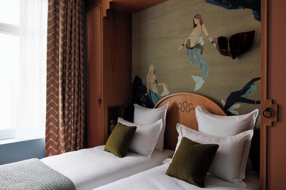 In-room safe, laptop workspace, soundproofing, WiFi (free)