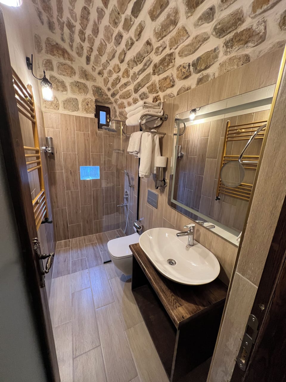 Standard Room | Bathroom | Hair dryer, towels, soap, shampoo