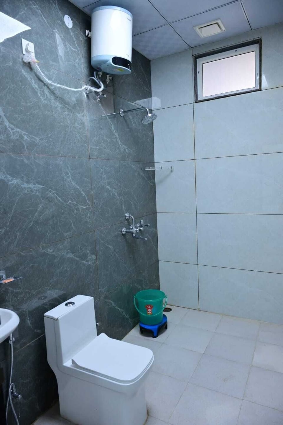 Deluxe Double Room | Bathroom | Slippers, soap, shampoo, toilet paper