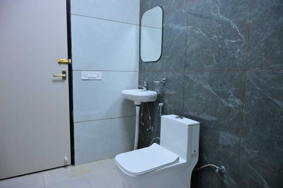 Luxury Double Room, City View | Bathroom | Slippers, soap, shampoo, toilet paper