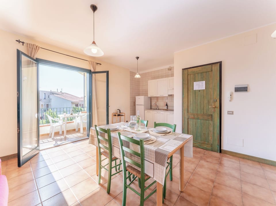 Apartment, 1 Bedroom, Balcony, Pool View | Dining room