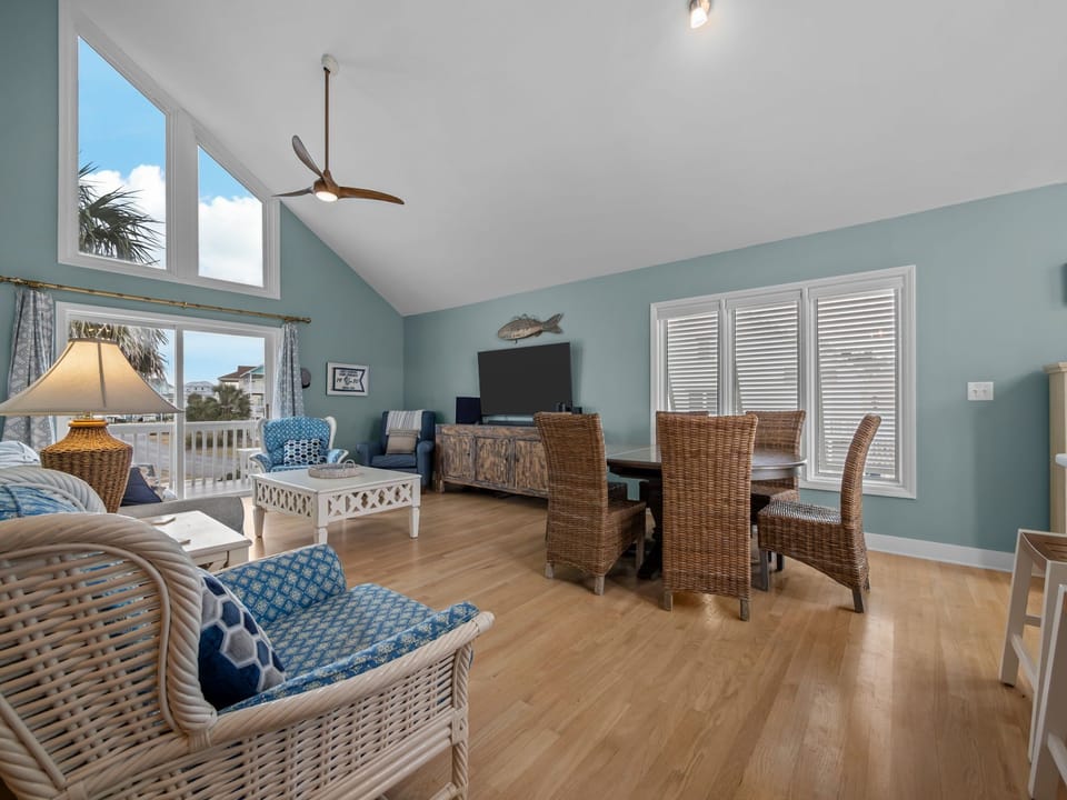 Living room/ Dining Area