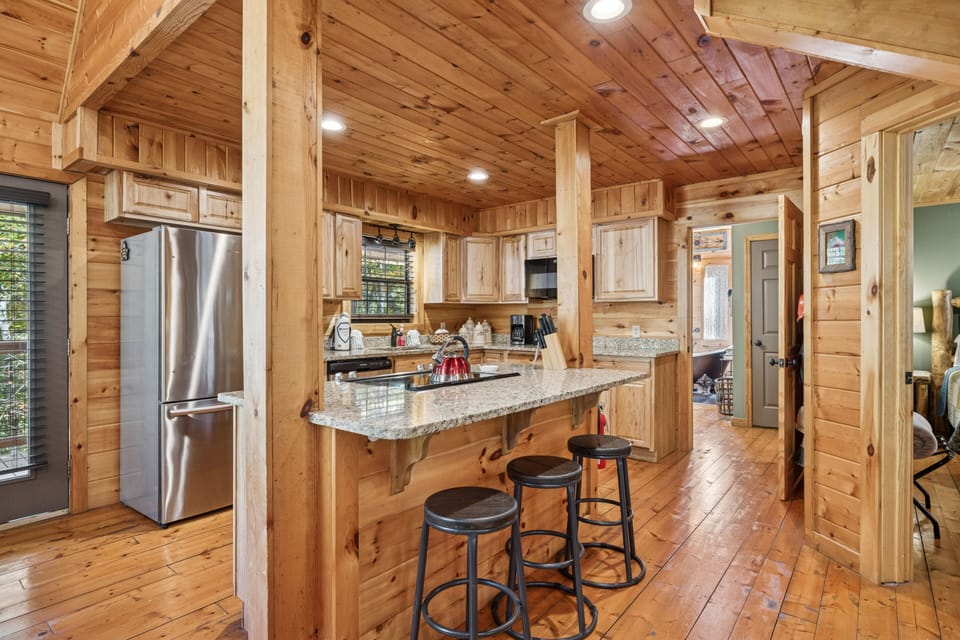 Cabin, 3 Bedrooms | Private kitchen | Coffee/tea maker, fridge, oven, toaster