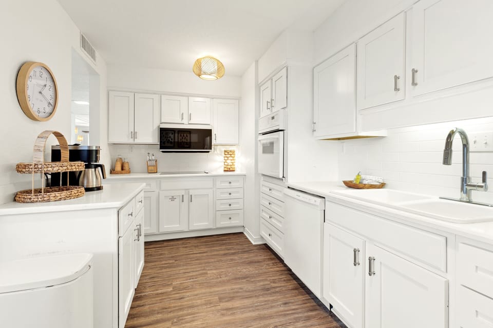 Townhome, 3 Bedrooms | Private kitchen | Fridge, oven, coffee/tea maker, toaster