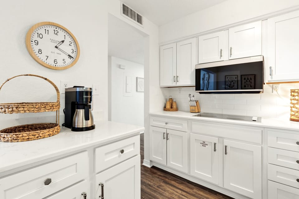Townhome, 3 Bedrooms | Private kitchen | Fridge, oven, coffee/tea maker, toaster
