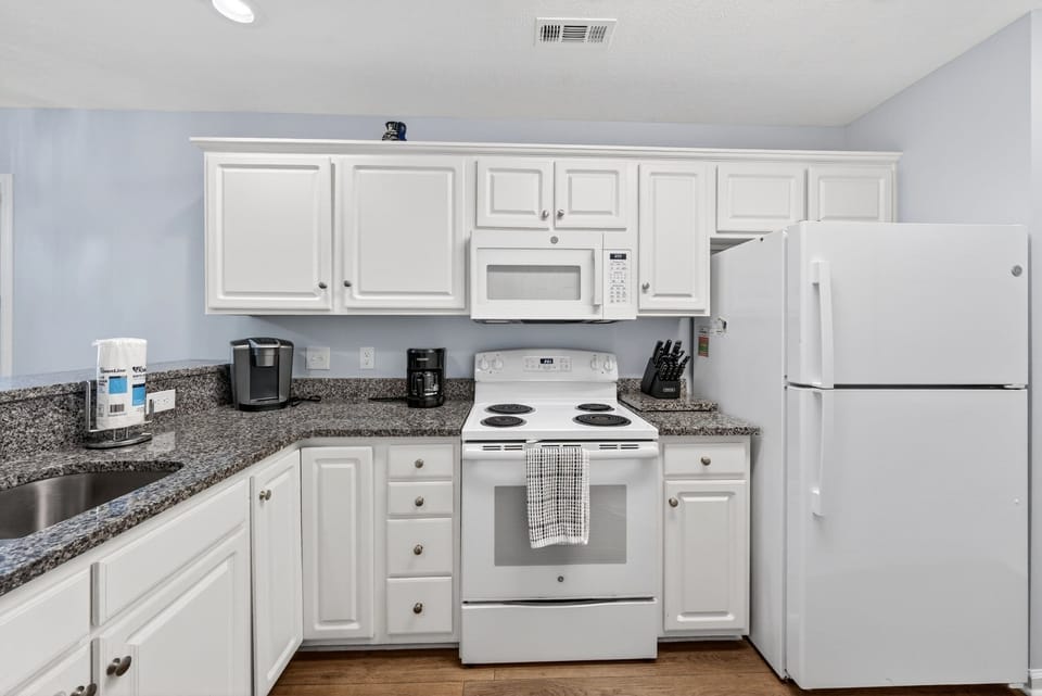 Condo, 3 Bedrooms | Private kitchen | Coffee/tea maker, fridge, oven, toaster