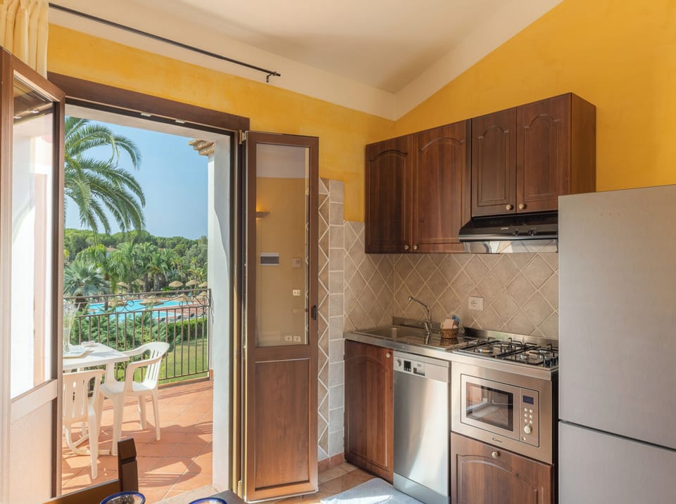 Apartment, 1 Bedroom, Balcony, Garden View | Interior