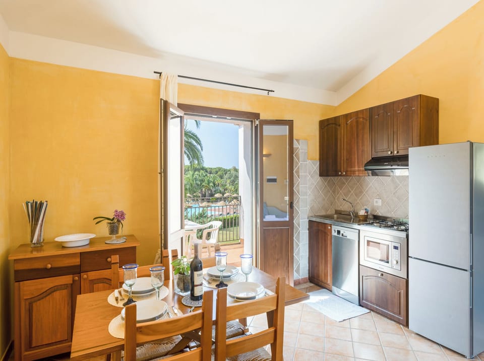 Apartment, 1 Bedroom, Balcony, Garden View | Dining room