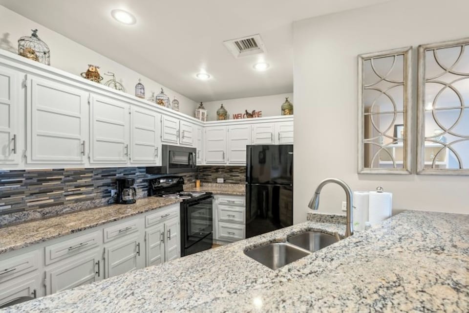 Fully equipped kitchen & plenty of counter space to help make meal prep a snap.
