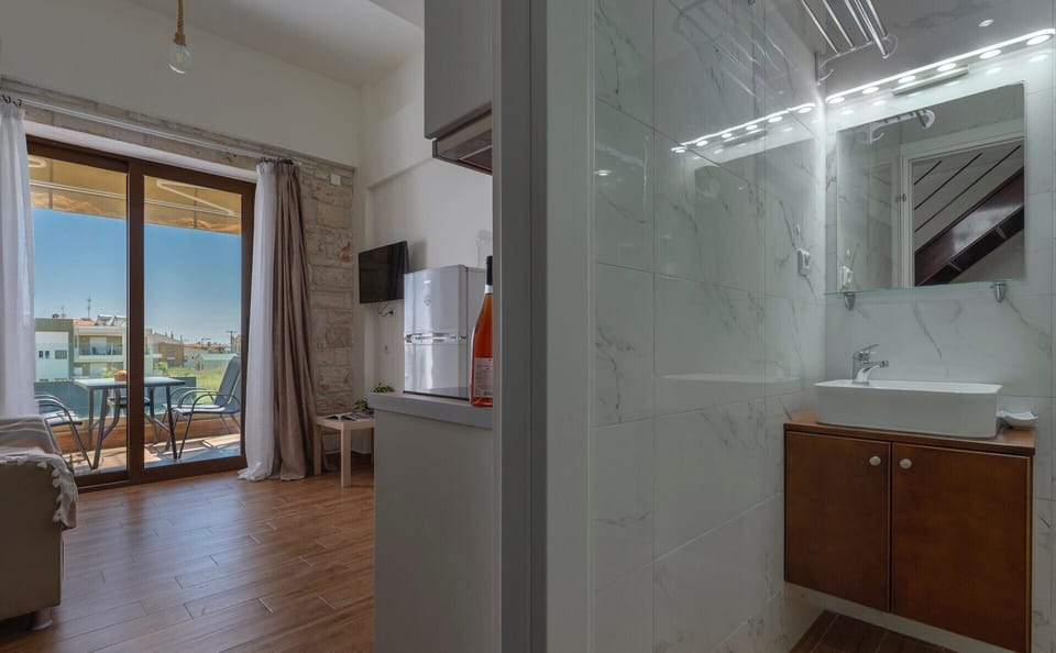 Duplex Suite Upper Floor | Bathroom | Shower, hair dryer, towels, shampoo