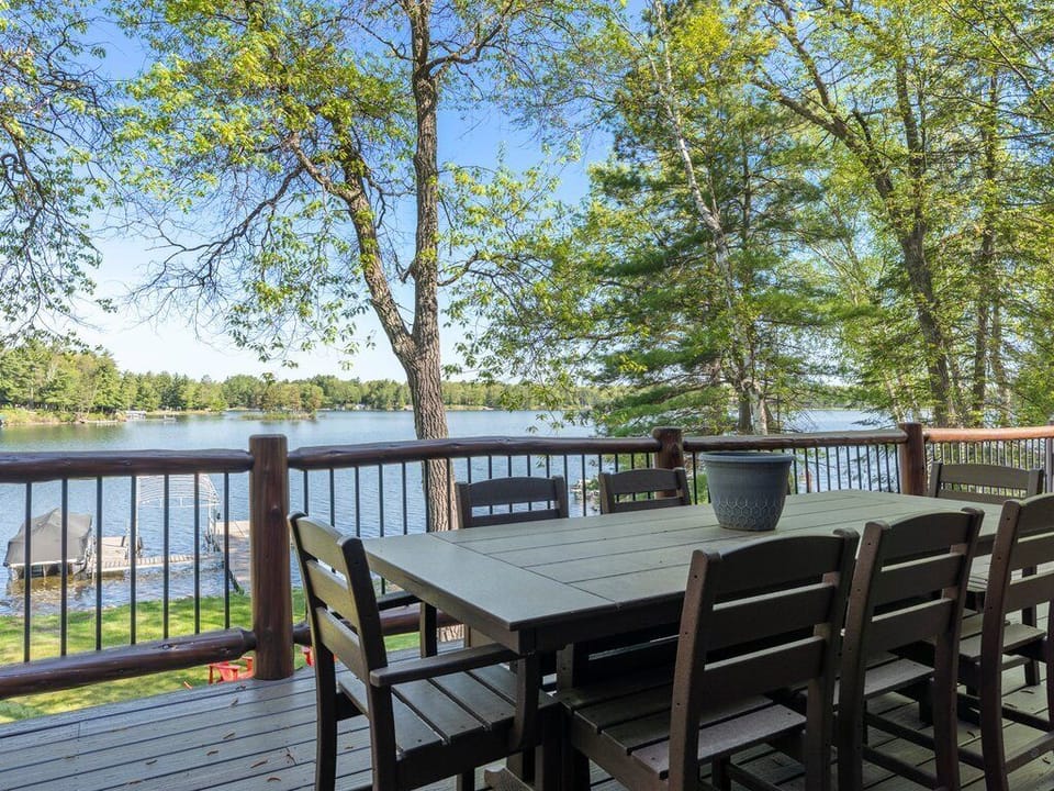 Al Fresco Dining on the lakeview deck