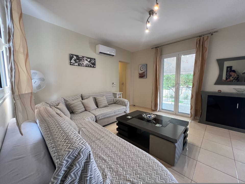 Kika Residence - 2 Bedroom House With Barbeque House in Argostolion