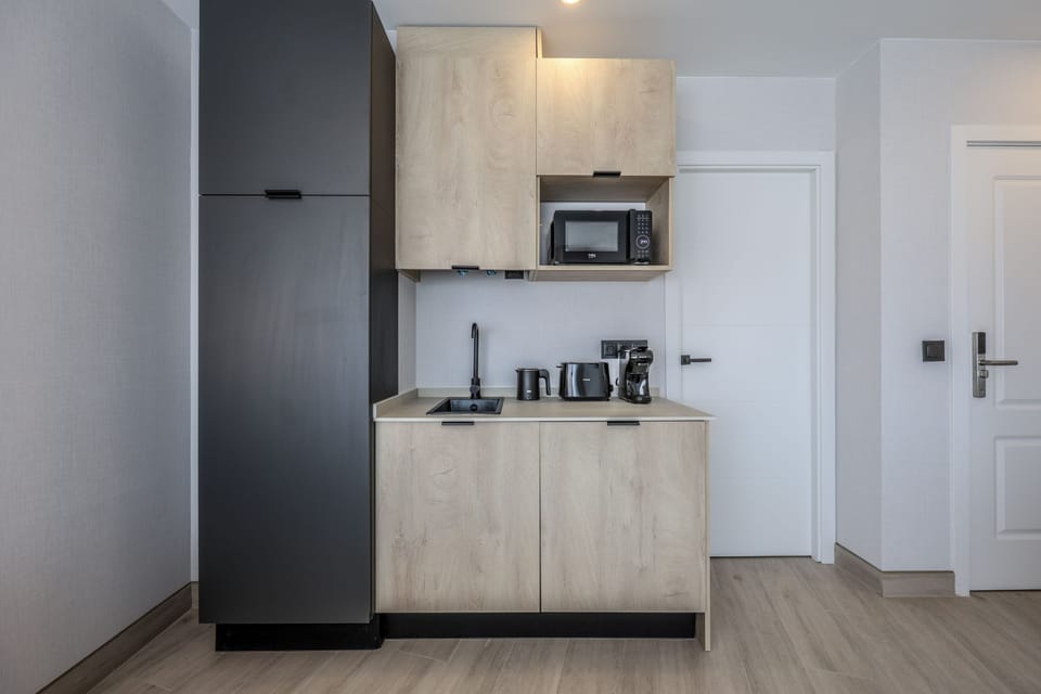 Deluxe Double Room, City View | Private kitchen | Mini-fridge, microwave, cookware/dishes/utensils