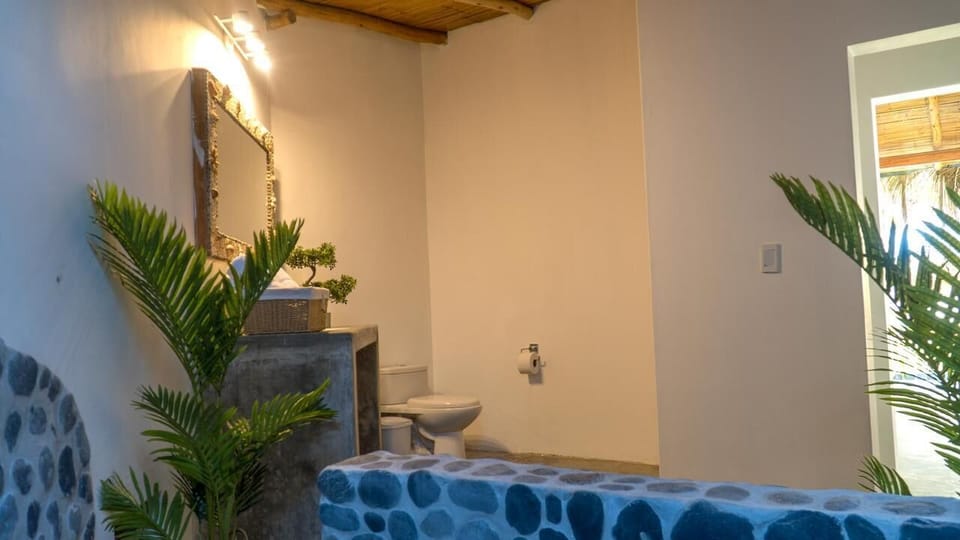 Deluxe Double Room, Pool View | Bathroom