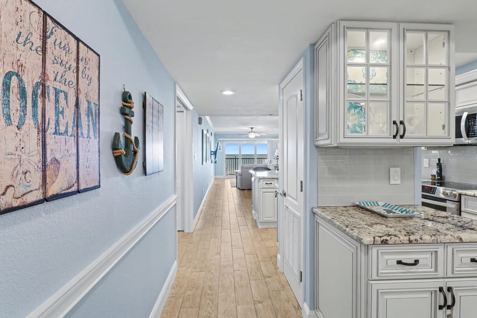 Condo, Multiple Beds (Land's End 9-402 Beach Front - Premie) | Private kitchen