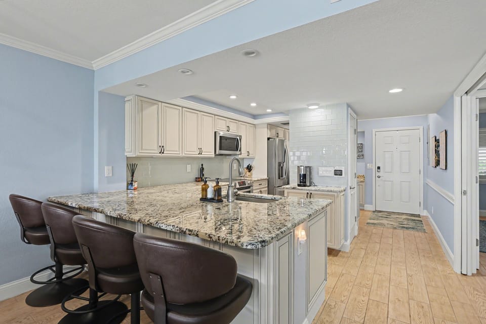Condo, Multiple Beds (Land's End 9-402 Beach Front - Premie) | Private kitchen