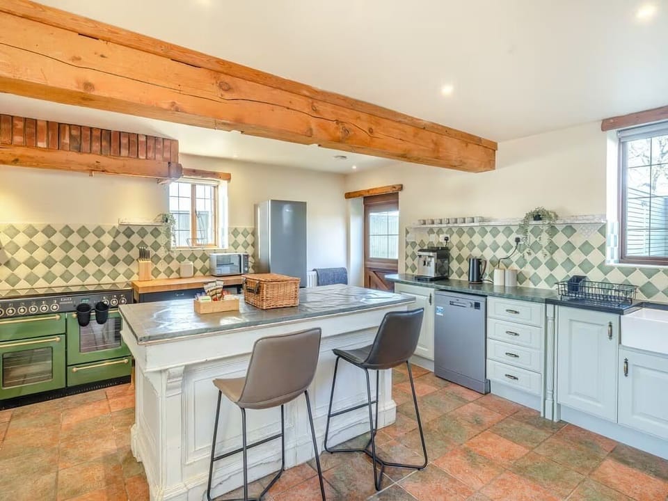 Family House | Private kitchen | Microwave, oven, stovetop, cookware/dishes/utensils