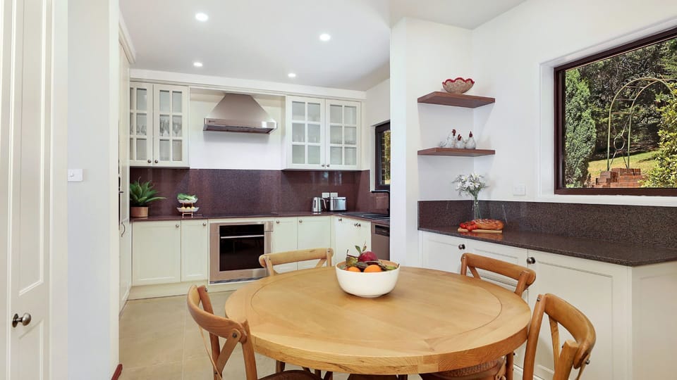 Goolara | Chefs Kitchen | Miele coffee bean machine | Oven | Microwave | Wi-Fi |  Wine fridge | Second fridge 