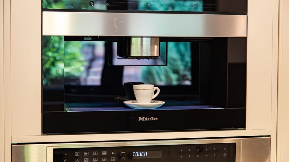 Goolara | Chefs Kitchen | Miele coffee bean machine | Oven | Microwave | Wi-Fi |  Wine fridge | Second fridge 