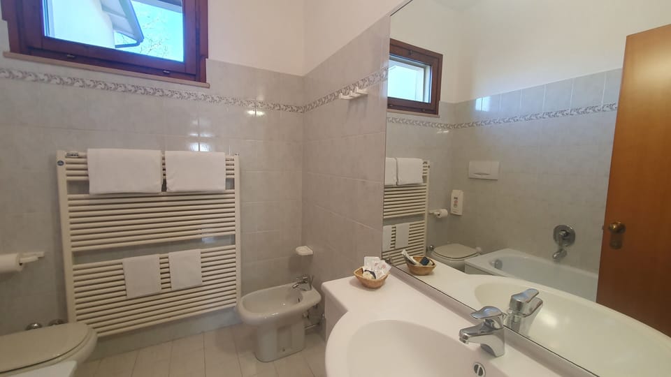 Basic Quadruple Room | Bathroom | Towels