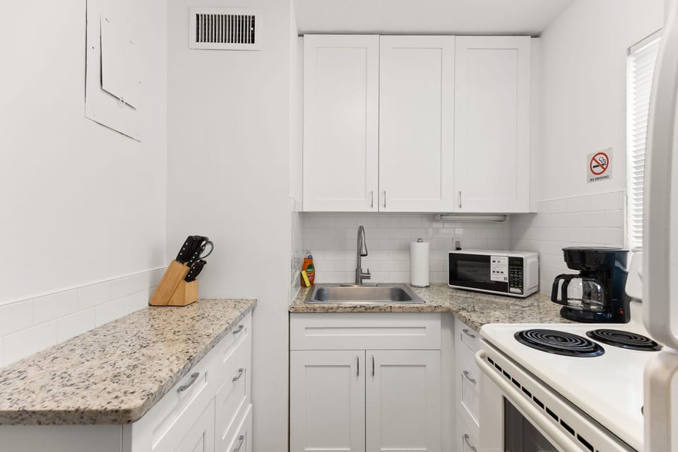 Comfort Condo, Pool View | Private kitchen | Microwave, oven, stovetop, electric kettle