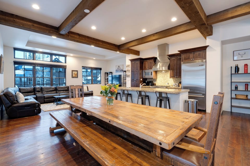 Bright, inviting mountain lounge