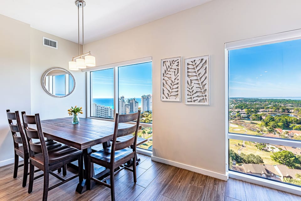 Dining Area with Beach and Resort View