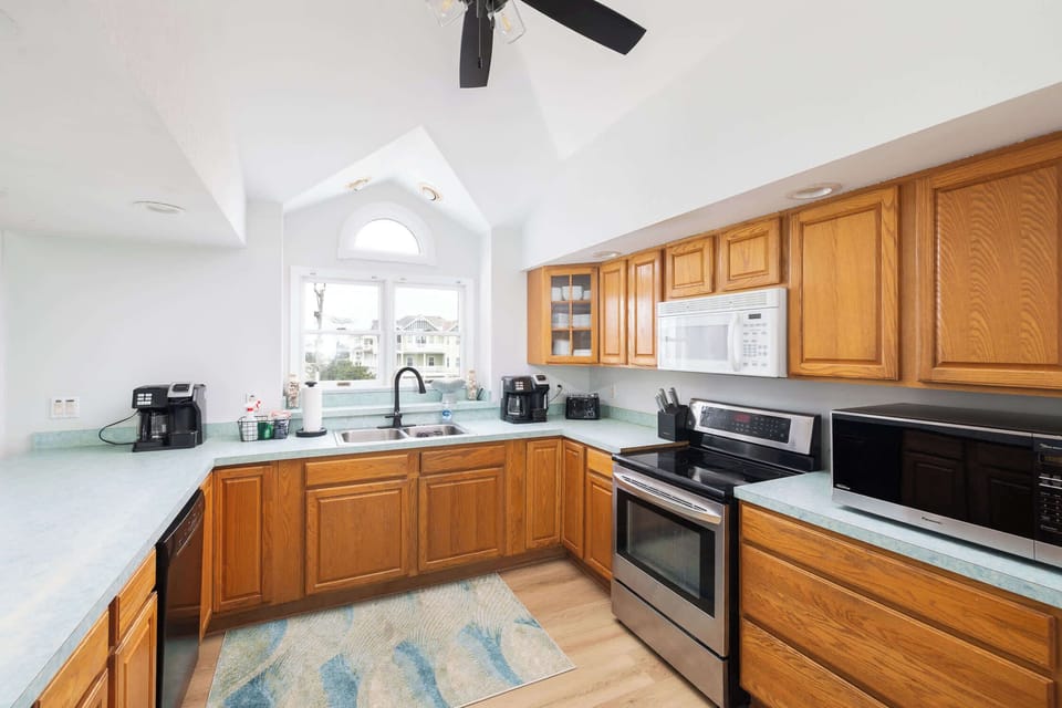 Top Level: Full Kitchen