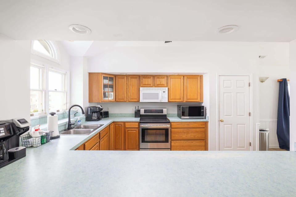 Top Level: Full Kitchen