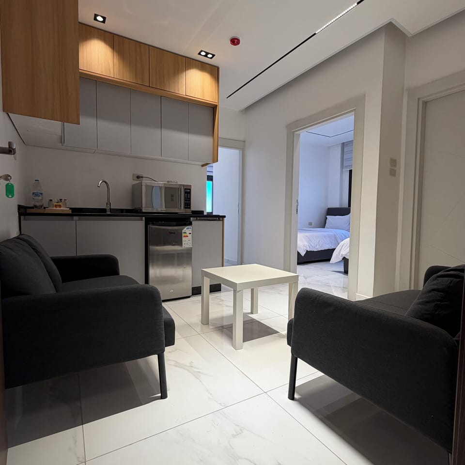 Family Suite | Living area | 40-inch Smart TV with cable channels