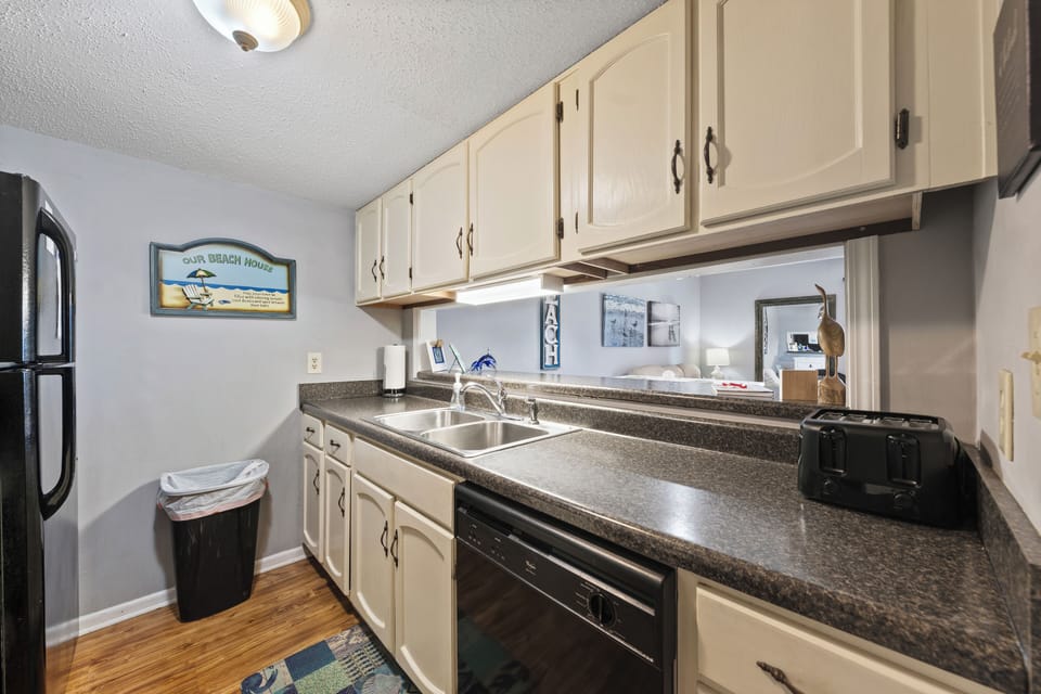 Signature Condo, 2 Bedrooms, Pool Access, City View | Private kitchen | Fridge, microwave, oven, stovetop